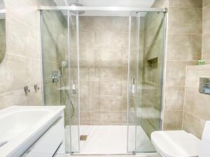 Ένα μπάνιο στο Holiday Home in Torremolinos by the Beach +32 φωτογραφίες