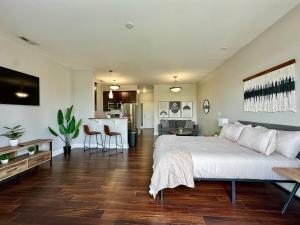 een grote slaapkamer met een groot bed en een keuken bij Downtown Penthouse Loft with View in Indianapolis