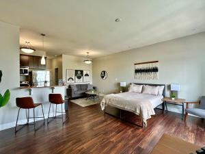 een slaapkamer met een bed, een woonkamer en een keuken bij Downtown Penthouse Loft with View in Indianapolis