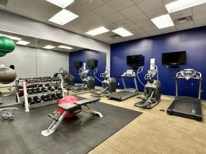 een fitnessruimte met verschillende loopbanden en machines in een kamer bij Downtown Penthouse Loft with View in Indianapolis