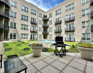 een appartemententerras met een tafel met een laptop voor een gebouw bij Downtown Penthouse Loft with View in Indianapolis