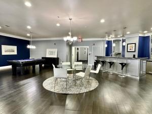 een woonkamer met een tafel en een pooltafel bij Downtown Penthouse Loft with View in Indianapolis +16 foto's