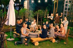 a group of people are posing for a picture at Du Yen Garden Mang Đen in Kon Von Kla