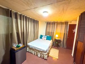 Un dormitorio pequeño con una cama en una habitación. en Casa DUNA 2, en La Libertad