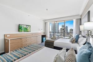 ein Schlafzimmer mit zwei Betten und einem großen Fenster in der Unterkunft Private Hotel Rooms in Central Surfers in Gold Coast + 25 Fotos