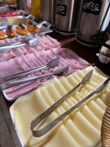 a group of utensils sitting on a table at Canoa Abraão in Abraão