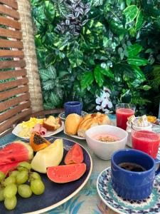 a table with plates of fruit and drinks on it at Canoa Abraão in Abraão