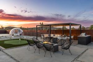 un patio con tavolo, sedie e griglia di Sapphire Serenity a Joshua Tree