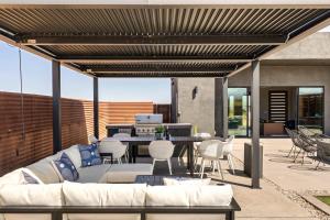 un patio con divano, tavolo e sedie. di Sapphire Serenity a Joshua Tree