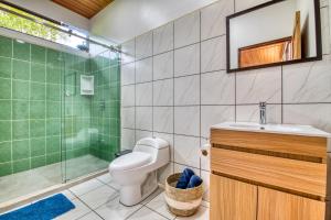 Uma casa de banho em Beachfront Studio - Direct Beach Access, Fast Wifi & AC
