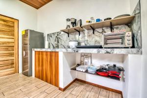 Kuchyň nebo kuchyňský kout v ubytování Beachfront Studio - Direct Beach Access, Fast Wifi & AC