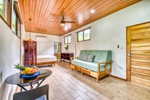 Uma área de estar em Beachfront Studio - Direct Beach Access, Fast Wifi & AC