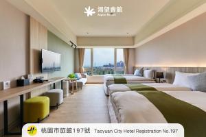 龙潭 渴望会馆 的有两张床和一台电视的酒店房间