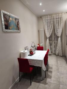 トリノにあるCasa Madaのダイニングルーム(白いテーブル、赤い椅子付) +6枚の写真