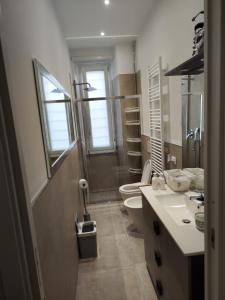 トリノにあるCasa Madaのトイレ、洗面台、シャワー付きのバスルーム