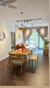 a dining room with a wooden table and chairs at Vika Homestay in Brinchang