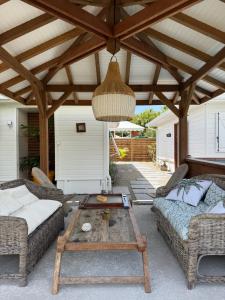 Posedenie v ubytovaní Les Cabanes cosy à 2 pas du lagon - charme et confort