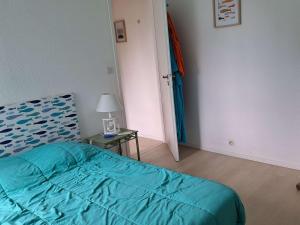 una camera da letto con un letto e un tavolo con una lampada di Maison de vacances climatisée avec JACUZZI proche du Lac - FR-1-831-12 a Biscarrosse