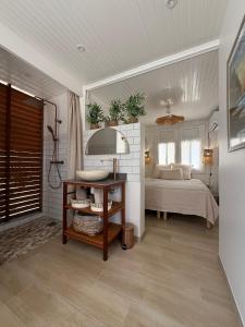 Posteľ alebo postele v izbe v ubytovaní Les Cabanes cosy à 2 pas du lagon - charme et confort