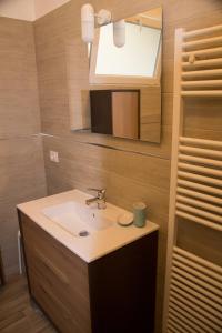un baño con lavabo y espejo en semeria103, en San Remo 46 fotos más