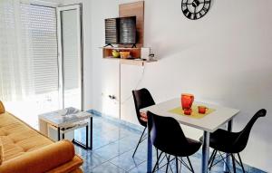 Posezení v ubytování One-Bedroom Apartment In Klek