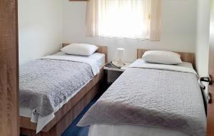 Postel nebo postele na pokoji v ubytování One-Bedroom Apartment In Klek