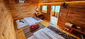 an overhead view of a bedroom in a log cabin at Khu sinh thái Ecolodge Kê Nênh Điện Biên in Ban Hin Lom