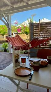 Balkón alebo terasa v ubytovaní Les Cabanes cosy à 2 pas du lagon - charme et confort