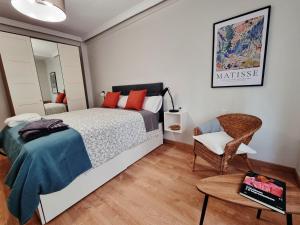 A bed or beds in a room at Apartamento céntrico de 3 dormitorios