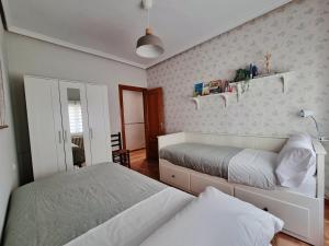 A bed or beds in a room at Apartamento céntrico de 3 dormitorios