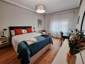 A bed or beds in a room at Apartamento céntrico de 3 dormitorios