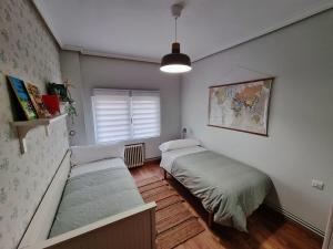 A bed or beds in a room at Apartamento céntrico de 3 dormitorios