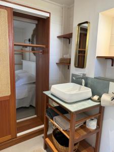 Posteľ alebo postele v izbe v ubytovaní Les Cabanes cosy à 2 pas du lagon - charme et confort