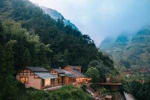 una casa in mezzo a una montagna di Ethnic Hundred-years Elysian Culture&Art Scholar Resorts a Zhangjiajie
