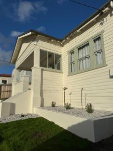 Casa blanca con ventanas y patio en 11Eardley - 2bedroom house - Free parking - 3 minutes from CBD, en Kings Park