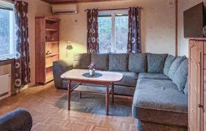 Posezení v ubytování 1 Bedroom Stunning Home In Fegen