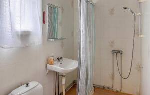 Koupelna v ubytování 1 Bedroom Stunning Home In Fegen