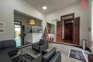Una donna in piedi in un soggiorno con un albero di Natale di Studio Moderno | Piscina, Academia, Shopping e +! a Curitiba