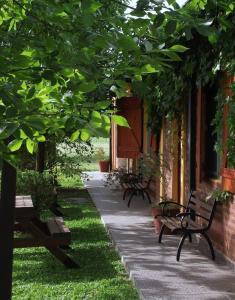 eine Reihe von Bänken neben einem Gebäude in der Unterkunft Bungalows Génesis ideal para las familias a 12 cuadras del parque termal in Federación