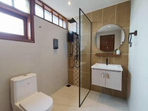 Ένα μπάνιο στο Newly Renovated Studio w Seaview Balcony +6 φωτογραφίες