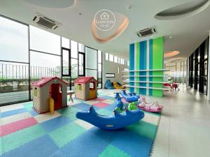 une aire de jeux pour enfants avec des équipements de jeu dans un bâtiment dans l'établissement Midvalley Southkey Mosaic by LODGEIN -Snooker Ktv Arcade Game Kid Plyground, à Johor Bahru