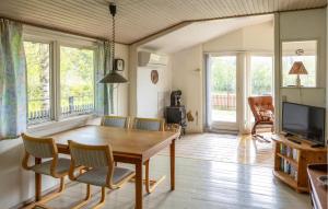 イェリングにある2 Bedroom Gorgeous Home In Hjørringの木製のテーブルと椅子のあるダイニングルーム