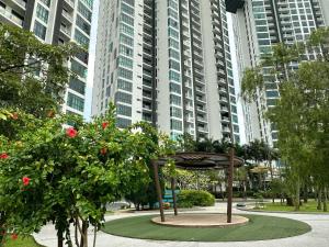 un parque frente a algunos edificios altos en Green haven Studio unit with balcony and WiFi Netflix, en Masai 19 fotos más