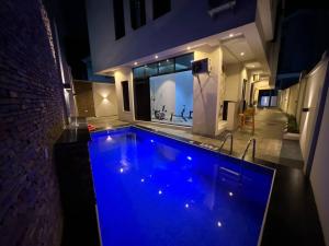 Bazén v ubytování Nimbus Nook Apartments, GRA Ikeja, Lagos nebo v jeho okolí