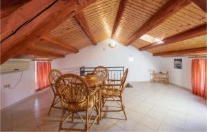 Posedenie v ubytovaní 4 Bedroom Lovely Home In Sveti Anton