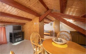 Televízia a/alebo spoločenská miestnosť v ubytovaní 4 Bedroom Lovely Home In Sveti Anton