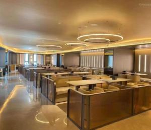 A restaurant or other place to eat at Shanghai Changfeng Business District Orange Crystal Hotel