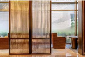 A seating area at Shanghai Changfeng Business District Orange Crystal Hotel