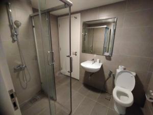 Iskandar Puteriにある3 Bedder Marina view condo at Puteri Harbor near Legolandのシャワー、トイレ、洗面台を備えたバスルーム