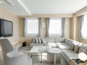 TV a/nebo společenská místnost v ubytování HOTEL THE LEBEN OSAKA